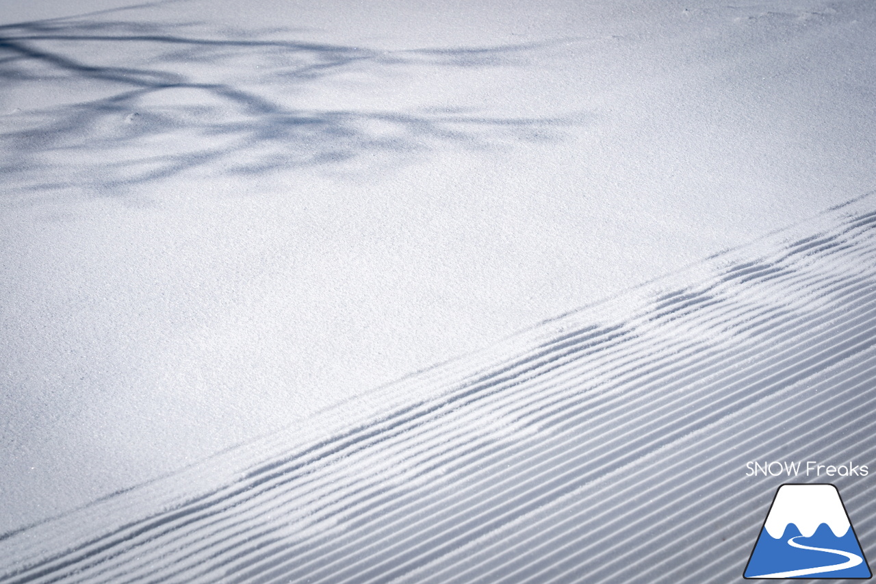 札幌国際スキー場｜ゴールデンウイーク初日も全コース滑走可能OK！！真っ白な雪と澄んだ青空 ＝ 絶好の春スキー＆スノーボード日和♪そして、日本海の彼方に、なんと利尻富士が見えた？！